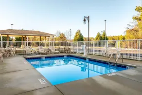 Suburban Studios Near Camp Lejeune - Piscine