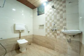 Strawberry County - Bathroom