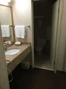 Quality Inn & Suites Albuquerque Midtown - University Area - Bathroom