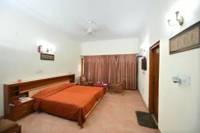 Karna Lake Tourist Resort - Zimmer