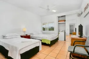 Cairns Reef Apartments & Motel - Room