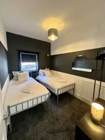 Large five bedroom home with parking, sleeps 11! - Værelse