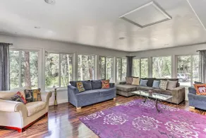 Vibrant Weaverville Escape w/ Deck & Creek! - Interiør