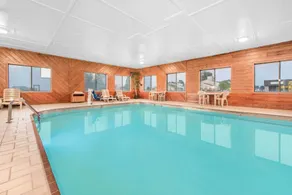 Super 8 by Wyndham Ottumwa - Piscina
