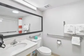 Red Roof Inn & Suites Fayetteville-Fort Bragg - Bathroom