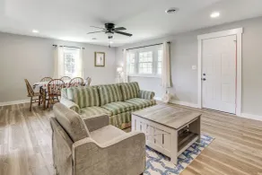 Peek-a-boo Water Views! Port Haywood Home w/ Yard - Interiør