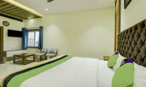 Treebo Winsome Resort with Swimming Pool - Room