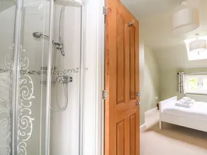 3 Painters Field - Bathroom