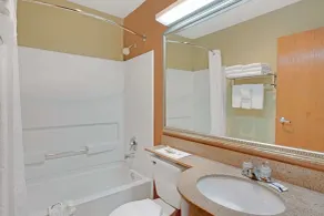 Microtel Inn by Wyndham University Place - Bathroom