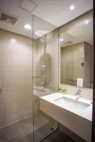 Vasaka Hotel Jakarta Managed by Dafam - Bathroom