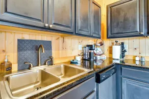 Tranquil La Prairie Retreat w/ Patio & Fireplace! - Innenbereich