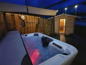 Dolgun Uchaf Historic B&B and Cottages with Boutique Bedrooms In The Heart of Snowdonia - Spa