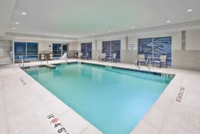 Holiday Inn Express & Suites Okemos - University Area by IHG - Piscina