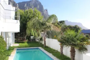 Cozy Camps Bay House with mountain and sea view - Pool