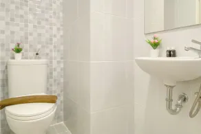 Studio Apartment At Tokyo Riverside Pik 2 Near Hope Intercultural School - Baño
