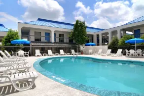 Baymont by Wyndham Macon I-75 - Pool