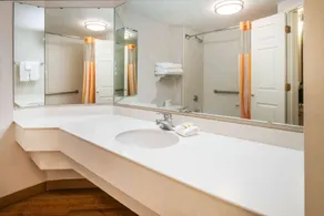 La Quinta Inn & Suites by Wyndham Colorado Springs South AP - Bathroom