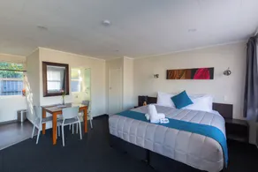 Lake Breeze Motel - Room
