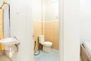 RedDoorz Plus @ Jalan Pumorow Manado - Bathroom