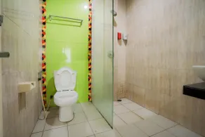 RedDoorz near Pantai Pede - Baño