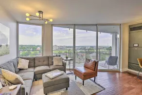 7th-floor Omaha Condo w/ Balcony & Park Views - Intérieur
