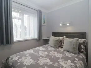 Flat 4, Big Tree Holiday Flats - Room