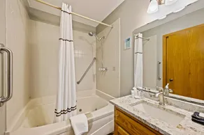 Evergreen Hill Condominiums - Badrum