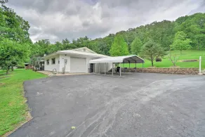 Quaint Zanesville Home w/ Game Room & Yard! - Intérieur