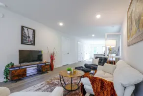 Hickory Townhome w/ Deck: 2 Mi to Downtown - Interni