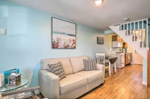 Seaside Escape w/ Porch + Direct Beach Access - Interiør