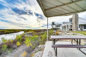 Luxury Lakefront Retreat w/ Dock in Runaway Bay - Innvendig
