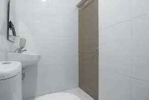 RedDoorz near ITC Mangga Dua - Bathroom