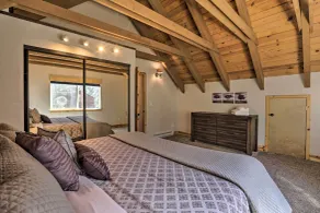 South Lake Tahoe Cabin ~ 7 Mi to Ski Resort! - Interior