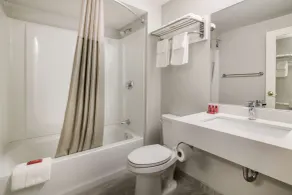 SureStay by Best Western Lewiston Auburn Area - Bathroom
