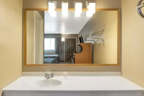 Super 8 by Wyndham Greencastle - Bathroom