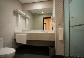 Naviti Warwick Dammam - Bathroom