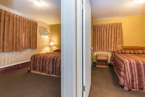 Canadas Best Value Inn Chinook Station - Room