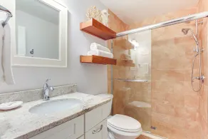 Gulf Views & Pool Access: Bradenton Beach Condo! - Innvendig