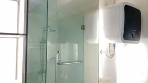 Modern Look 2BR at Puri Garden Apartment By Travelio - Badezimmer