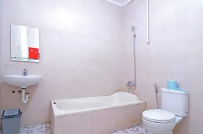 RedDoorz Plus @ Laweyan - Bathroom