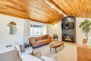 Modern Oregon Cottage w/ Hot Tub: Walk to Beach! - Intérieur