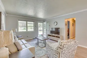 Peaceful Home Near Youngstown: Fenced Backyard! - Interiör