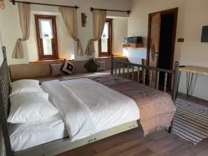 LORU HAN - Room