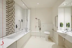 Premier Inn Bodmin - Salle de bain accessible aux personnes à mobilité réduite