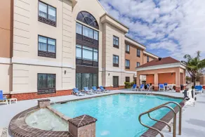 Holiday Inn Express & Suites Houston East by IHG - Piscina