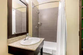 La Quinta Inn & Suites by Wyndham Oshawa - Badeværelse