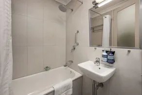 City Limits Hotel Apartments - Bathroom