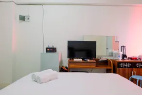 Simply Studio Apartment at Green Pramuka City By Travelio - Habitación