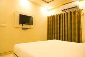 Hotel Shri Radha Nikunj - Opposite Prem Mandir - Room