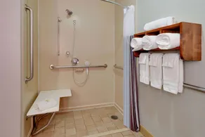 La Quinta by Wyndham Dallas Love Field - Bathroom